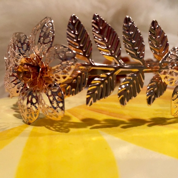 Rose gold flower headband - Picture 2 of 3